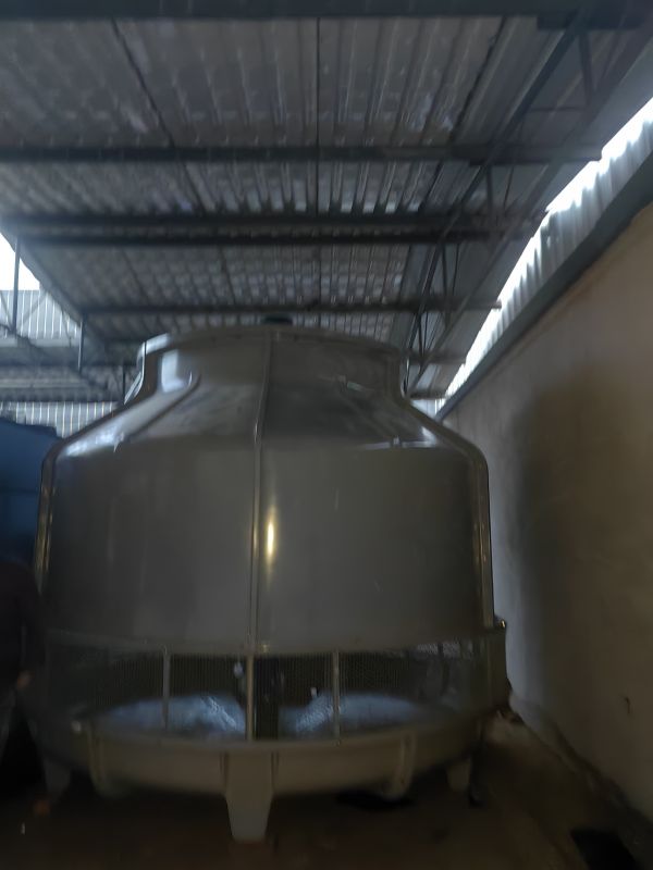 成都2<strong>200t玻璃钢冷却塔</strong>